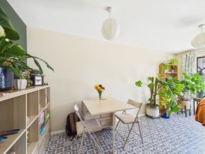 Lounge/Diner- click for photo gallery